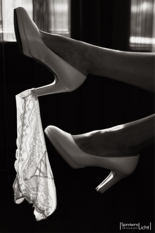 Zwart-witfoto: hoge hakken met kanten lingerie