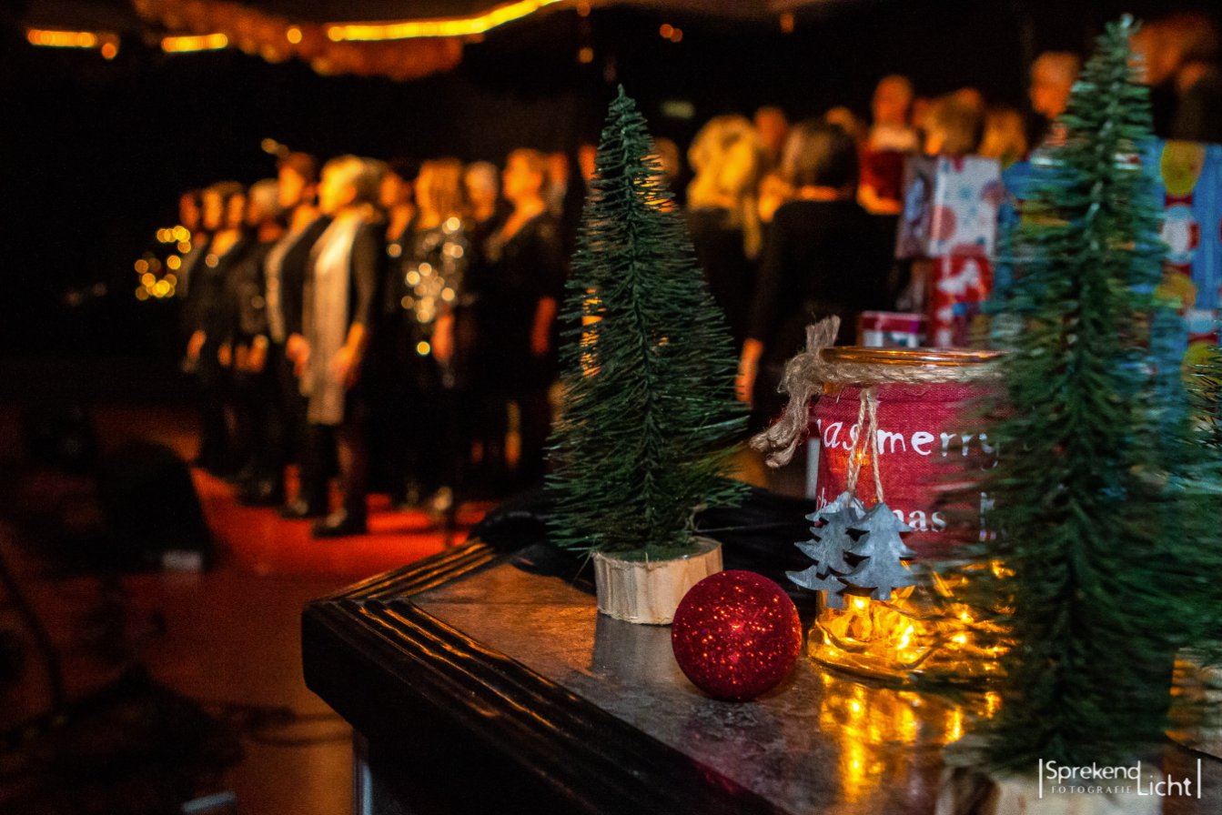 Kerstdecoratie met een koor op de achtergrond