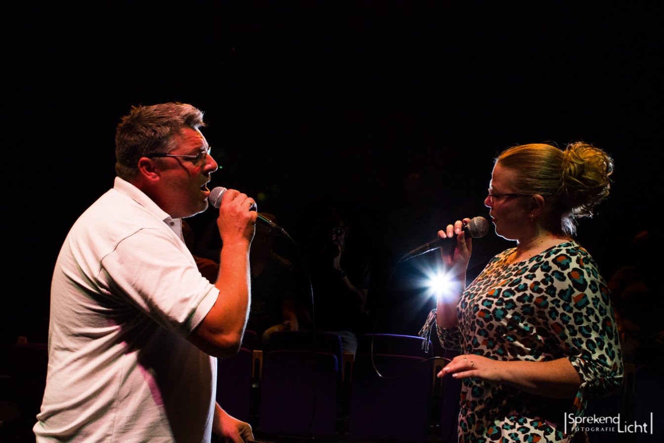 Twee zangers met microfoon op het podium