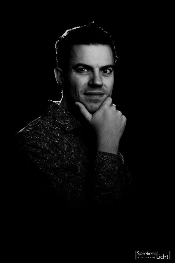 Zwart-witportret van een man