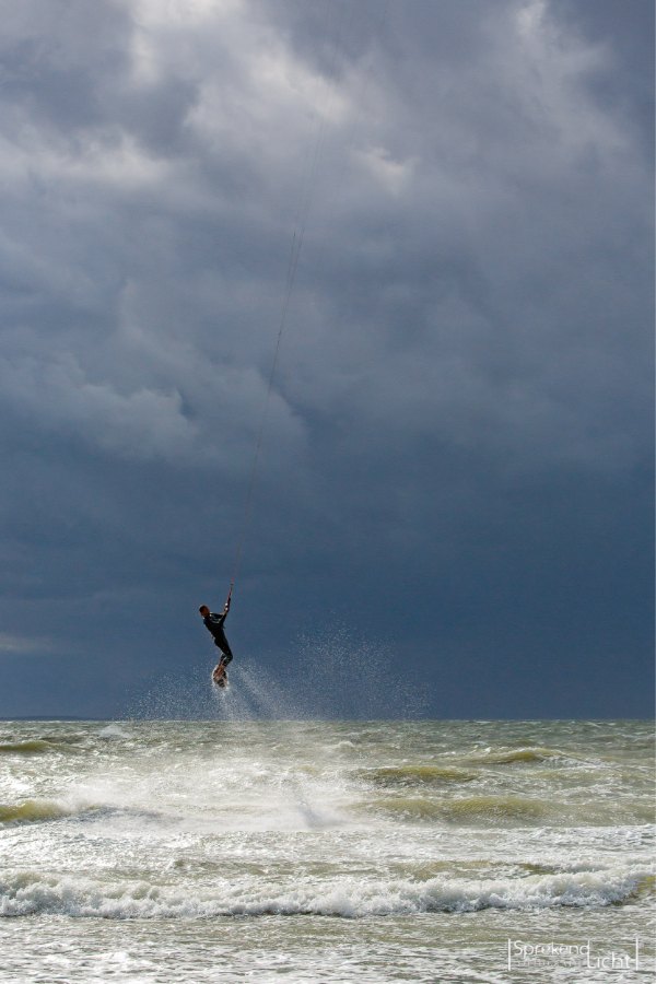 Kitesurfer springt boven de golven