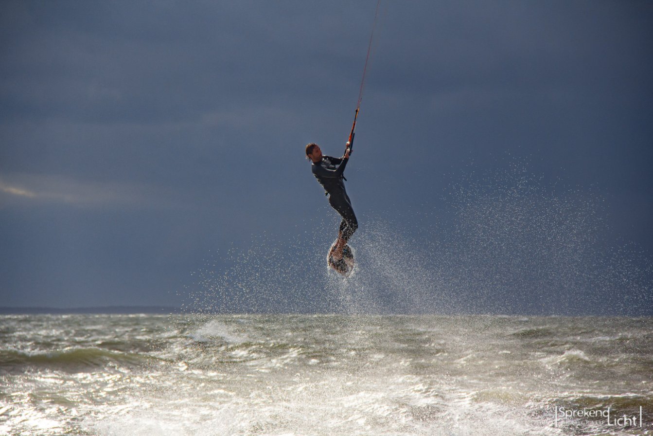 Kitesurfer springt boven de golven