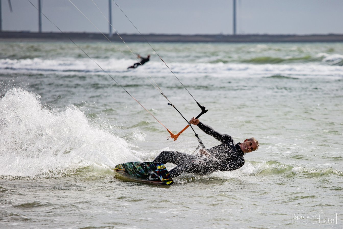 Kitesurfer maakt een scherpe bocht