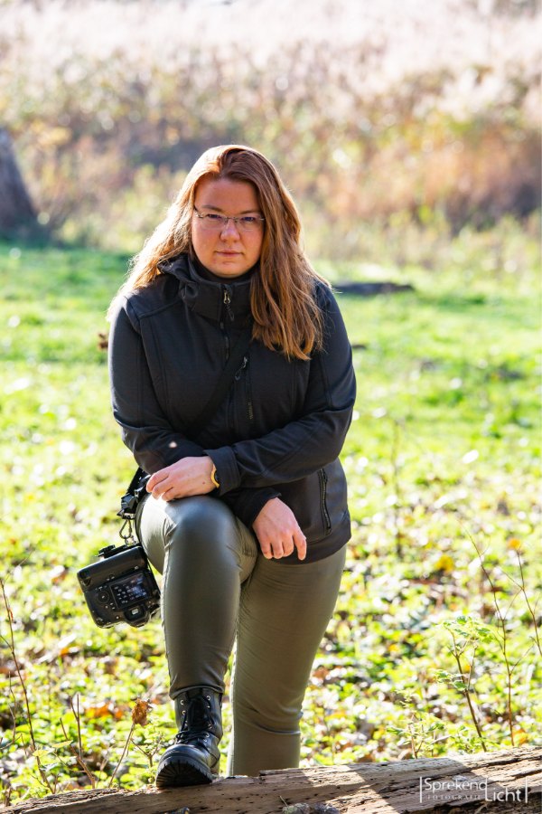 Sylvana Baggerman met camera in het veld