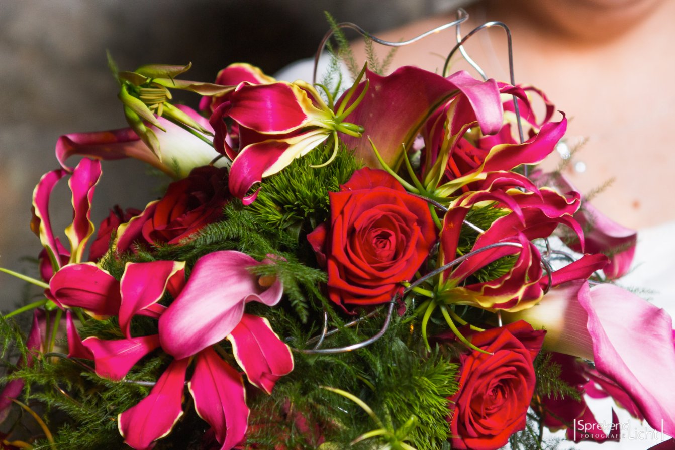 Rood bruidsboeket met rozen en lelies