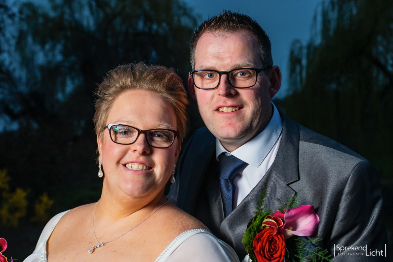 Bruidspaar in de avondschemering
