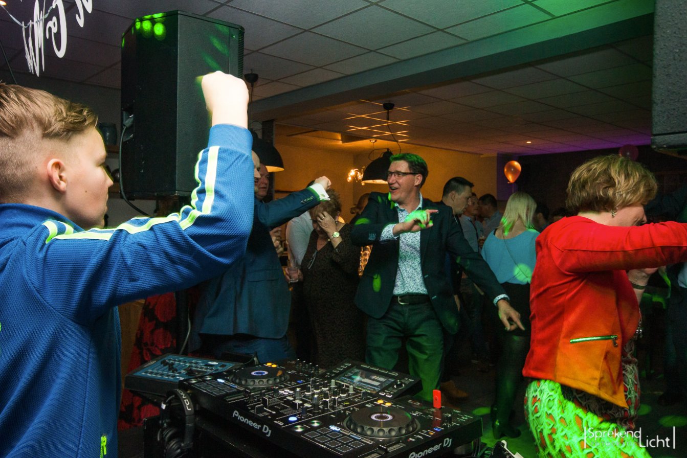 Dansende gasten bij de dj