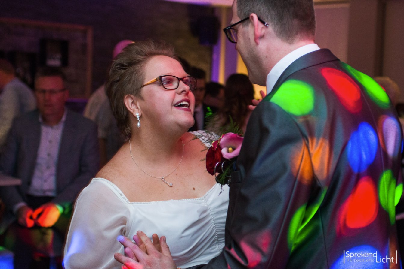 Bruidspaar danst onder de discolichten